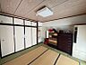 その他：和室は、畳と板張りの天井が心地よい空間を演出。押入れ収納も充実し、整理整頓しやすいお部屋です。