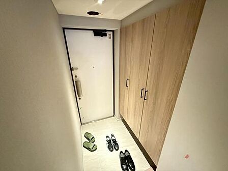 家族の暮らしに寄り添う、温もり溢れるエントランス空間です。収納力のあるシューズボックスを完備しております。ご家族の靴はもちろん、傘や小物などの収納にも便利です。