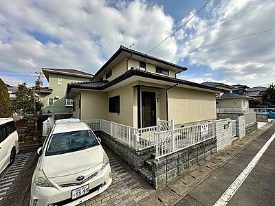 外観：外壁塗装完了いたしました！屋根・雨樋まで塗っておりとても綺麗な仕上がりです！