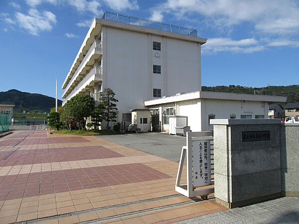 画像26:中学校「富士市立岩松中学校まで1211m」