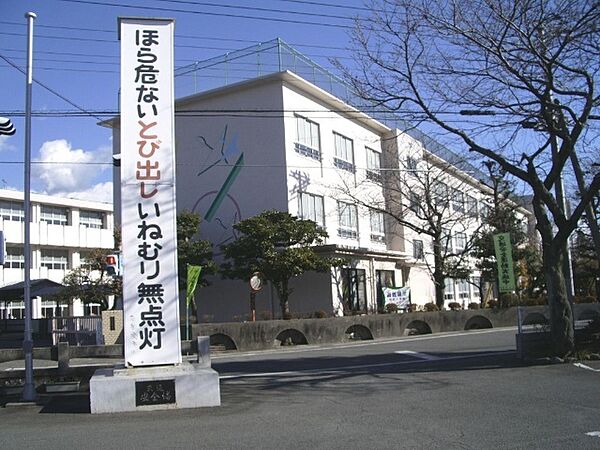 画像24:小学校「富士市立岩松小学校まで947m」