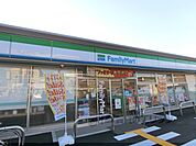 ファミリーマート　木津駅前店まで300メートル