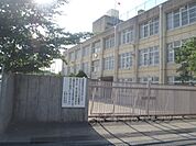 久津川小学校まで600メートル