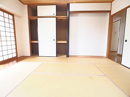 リビングに併設する南向きの明るい和室。4枚襖を開ければリビングと一体で広々使えます。床の間や板の間あり。