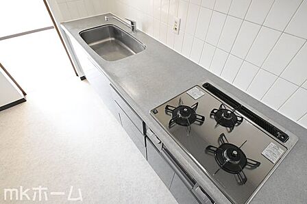 使い勝手の良いシステムキッチンを採用!作業スペースも広めにとられておりご家族でお料理が楽しめます!