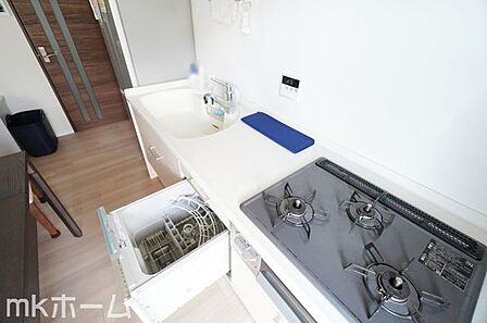 食洗機付きのシステムキッチンは収納も豊富!散らかりがちなキッチンも大容量の収納でスッキリ片付きます!
