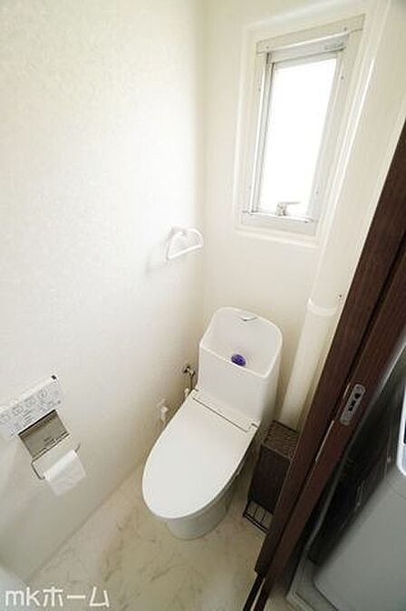 温水洗浄便座付きのトイレです!もちろん窓もあり換気もしっかり出来ます!