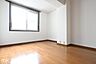 室内：窓からの優しい光がお部屋に差し込みます！白で統一された洋室は多彩なインテリアにマッチします！