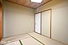 和室：リビング横にはあると落ち着く和室があります！押入収納付きですのでお布団類なども無理なく収納できます！