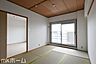 室内：リビング横の和室は多目的に利用可能な空間です！お子様の遊び場、また客間として多彩にご利用頂けます！