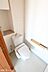 トイレ：温水洗浄便座付きのトイレです！設置された小物入れはトイレットペーパーやお掃除用具の収納にも便利！