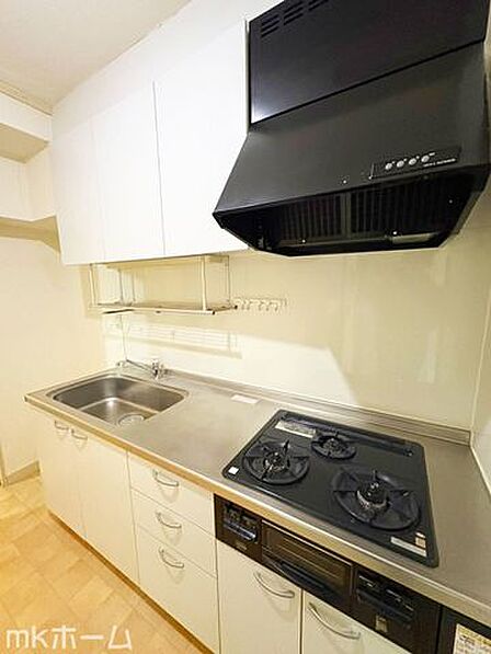 使い勝手の良いシステムキッチンを採用!作業スペースも広めにとられておりご家族でお料理が楽しめます!