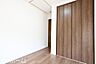 寝室：居室に大型のクローゼットを設置！豊富な収納があることで広い居住スペースを確保することができます！