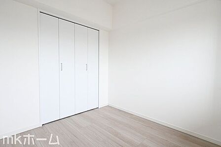 居室に大型のクローゼットを設置!豊富な収納があることで広い居住スペースを確保することができます!