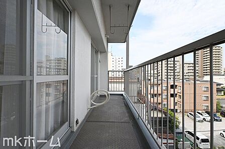 バルコニーは陽当たりとともに風通しも良く洗濯物もよく乾きます!