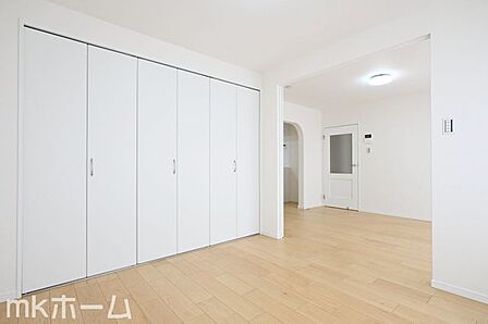 リビング横の洋室はフレキシブル使えます!大きなリビングとして、またプライベート空間としても対応可能!