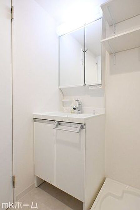 大きな鏡と洗面台が付いた洗面化粧台は収納も豊富!買い置きした日用品などまとめて収納する事が出来ます!