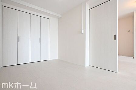 居室に大型のクローゼットを設置!豊富な収納があることで広い居住スペースを確保することができます!