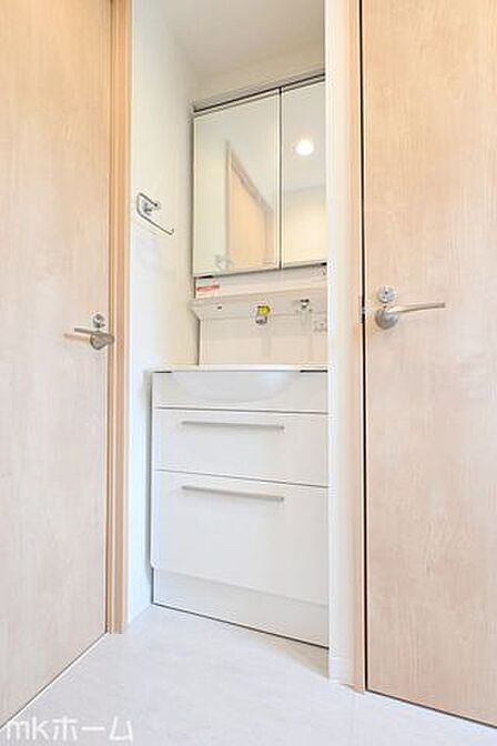 大きな鏡と洗面台が付いた洗面化粧台は収納も豊富!買い置きした日用品などまとめて収納する事が出来ます!