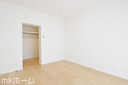 白で統一された洋室は多彩なインテリアにマッチします!収納も豊富に用意されており生活しやすい空間です!