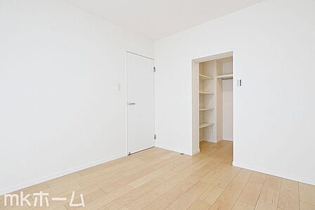 洋室には収納もしっかり完備されており、部屋を広々と利用することが可能なです!