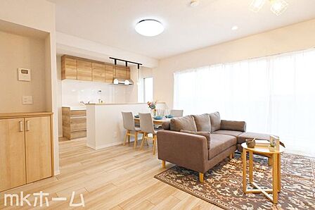 多くの時間を過ごす空間だからこそ採光にはこだわりたいですね!光を感じることが出来るリビング空間です!