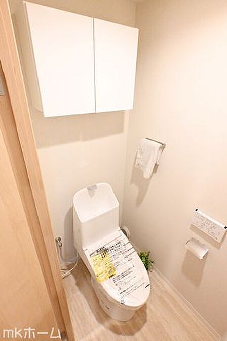 温水洗浄便座付きのトイレです!設備は新品に交換済みですので気持ちよくお住まい頂けます!