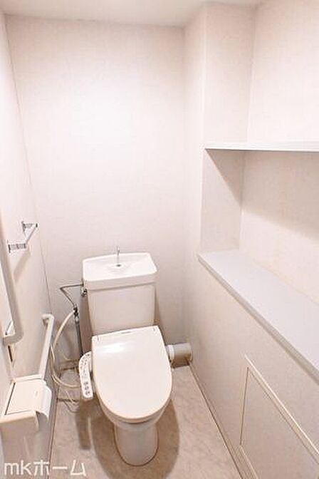 温水洗浄便座付きのトイレです!設置された小物入れはトイレットペーパーやお掃除用具の収納にも便利!