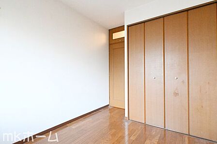 各居室に大型のクローゼットを設置!豊富な収納があることで広い居住スペースを確保することができます!