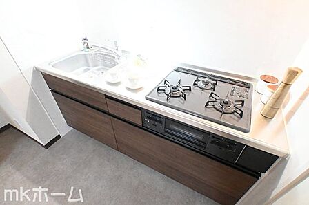 使い勝手の良いシステムキッチンを採用!作業スペースも広めにとられておりご家族でお料理が楽しめます!