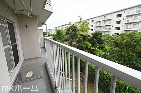 バルコニーは陽当たりとともに風通しも良く洗濯物もよく乾きます!