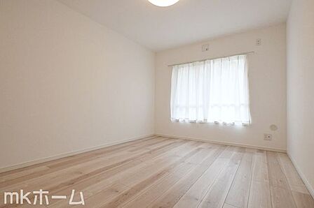 窓からの優しい光がお部屋に差し込みます!