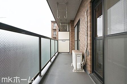 バルコニーは陽当たりとともに風通しも良く洗濯物もよく乾きます!