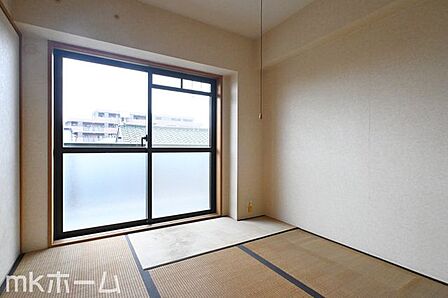 あると落ち着く和室には大きな窓もあり、陽の光を感じられます!