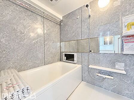 足を延ばし入浴できる大きな浴槽は一日の疲れを癒してくれる空間です!癒しのひと時をお過ごしください!