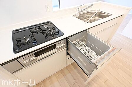 食洗機付きのシステムキッチンは収納も豊富!散らかりがちなキッチンも大容量の収納でスッキリ片付きます!