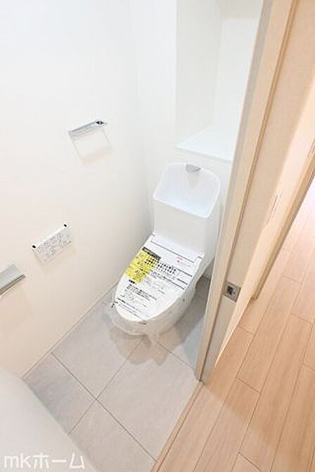 温水洗浄便座付きのトイレです!設備は新品に交換済みですので気持ちよくお住まい頂けます!
