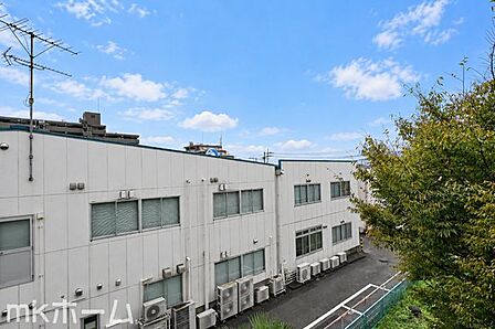 抜けるような眺望はマンションならではですね!3階のお部屋ですので陽当たりも良好です!