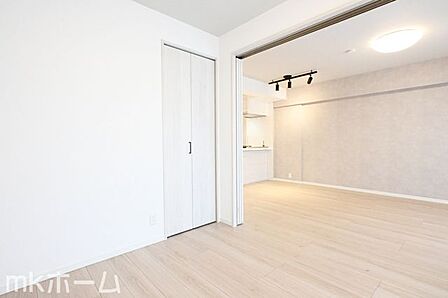 各居室に大型のクローゼットを設置!豊富な収納があることで広い居住スペースを確保することができます!