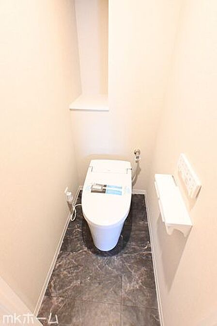 温水洗浄便座付きのトイレです！設備は新品に交換済みですので気持ちよくお住まい頂けます！