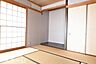 和室：あると落ち着く和室には押入も完備されており、客間としてだけでなく収納などに利用できるスペースです！