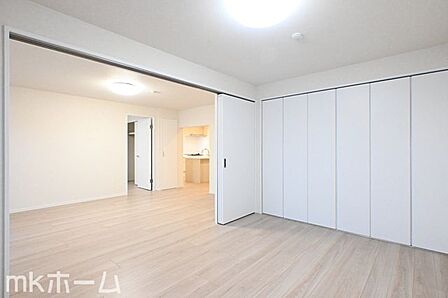 リビング横の洋室はフレキシブル使えます!大きなリビングとして、またプライベート空間としても対応可能!