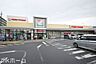 周辺：ヨークマート六高台店 徒歩4分。 250m