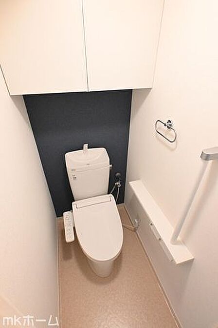 温水洗浄便座付きのトイレです!設置された小物入れはトイレットペーパーやお掃除用具の収納にも便利!