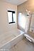 浴室：足を延ばし入浴できる大きな浴槽は一日の疲れを癒してくれる空間です！癒しのひと時をお過ごしください！