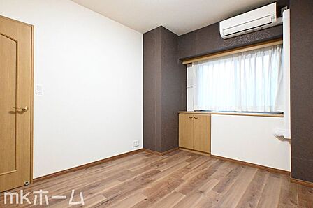 清潔感あるシンプルな洋室はクールでおしゃれな雰囲気を演出します!窓から優しい太陽の光が差し込みます!