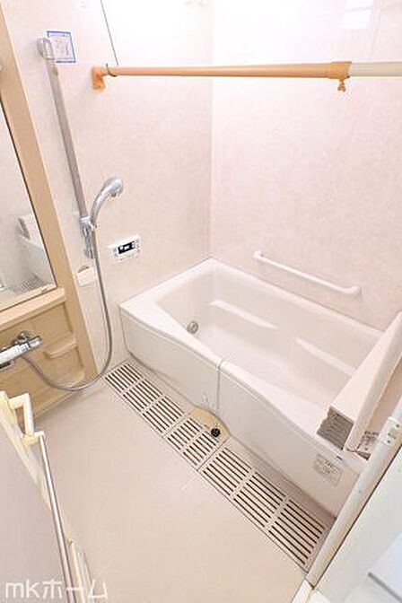 足を延ばし入浴できる大きな浴槽は一日の疲れを癒してくれる空間です!癒しのひと時をお過ごしください!