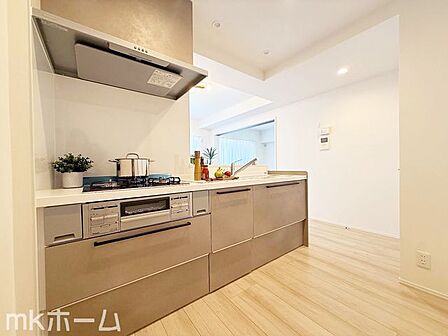 3口コンロと収納力を兼ね備え、毎日の料理と後片付けがはかどります。