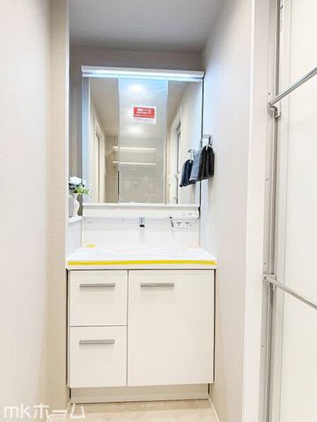 三面鏡と大容量収納を備えた洗面化粧台で、朝の準備がスムーズに進みます。