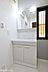 洗面：三面鏡が付いた洗面化粧台は収納も豊富！散らかりがちな洗面スペースの小物は全て鏡の裏に収納可能です！